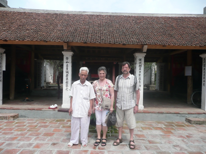 Devant la chapelle de la famille de Giang Van Minh